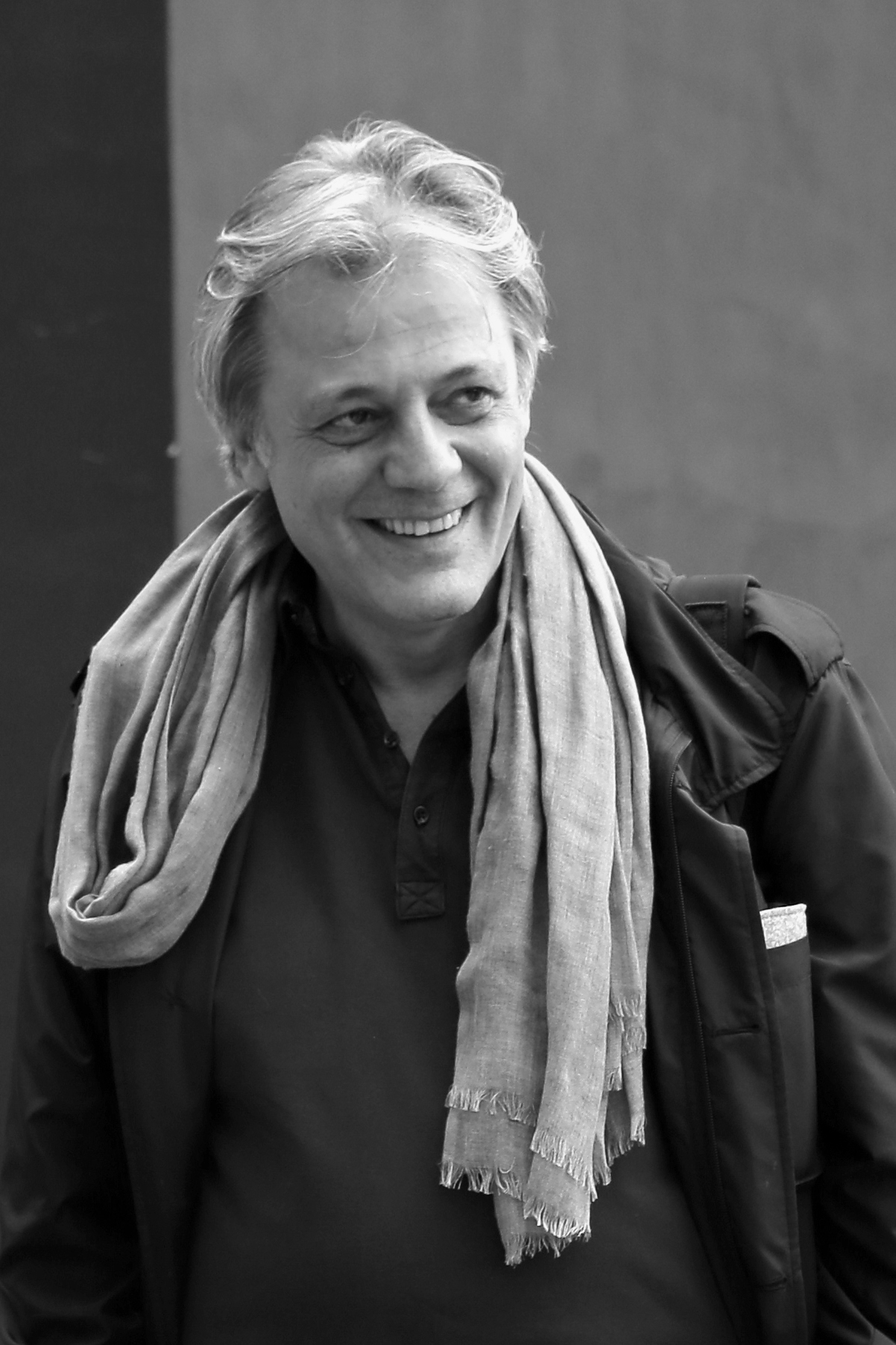 Ritratto in bianco e nero di Daniele Zambelli sorridente