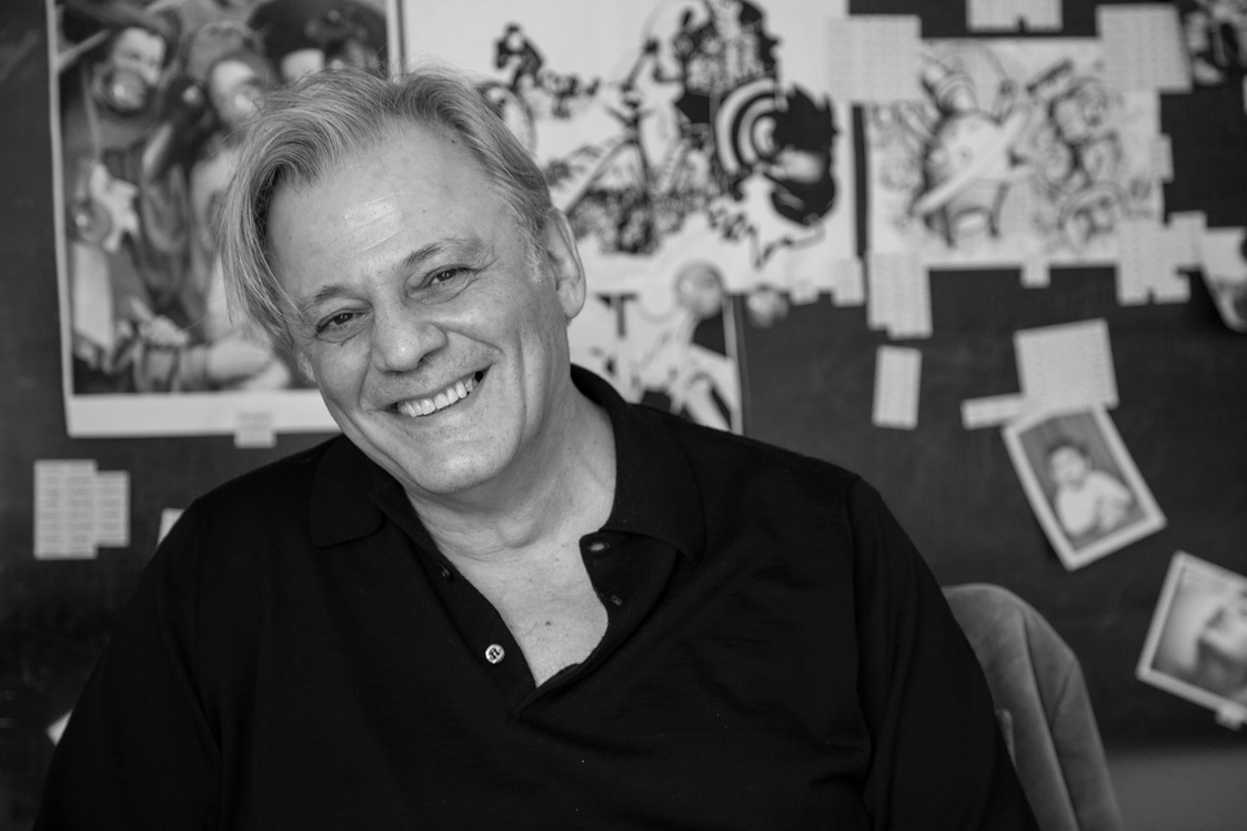 Daniele Zambelli nello studio creativo di Simmetrico